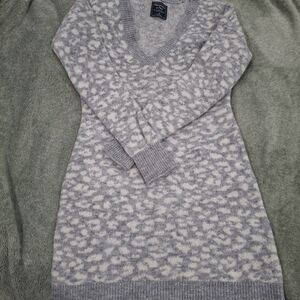 Abercrombie & Fitch Gray and Cream V-Neck Sweater